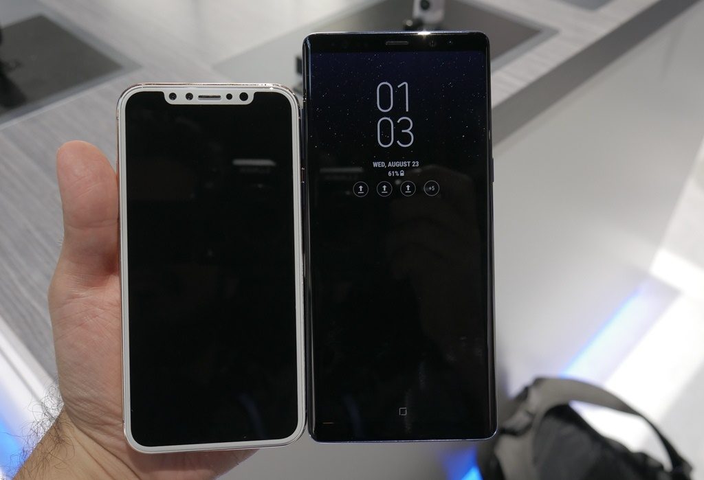 Dummy Galaxy Note 8 vs iPhone 8