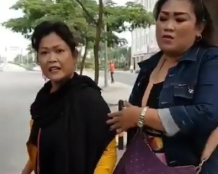 Emak Emak Adu Mulut di Jalan