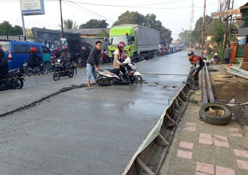 Foto Ibu Ibu Terjebak di Jalan yang Sedang di Cor Ini Viral