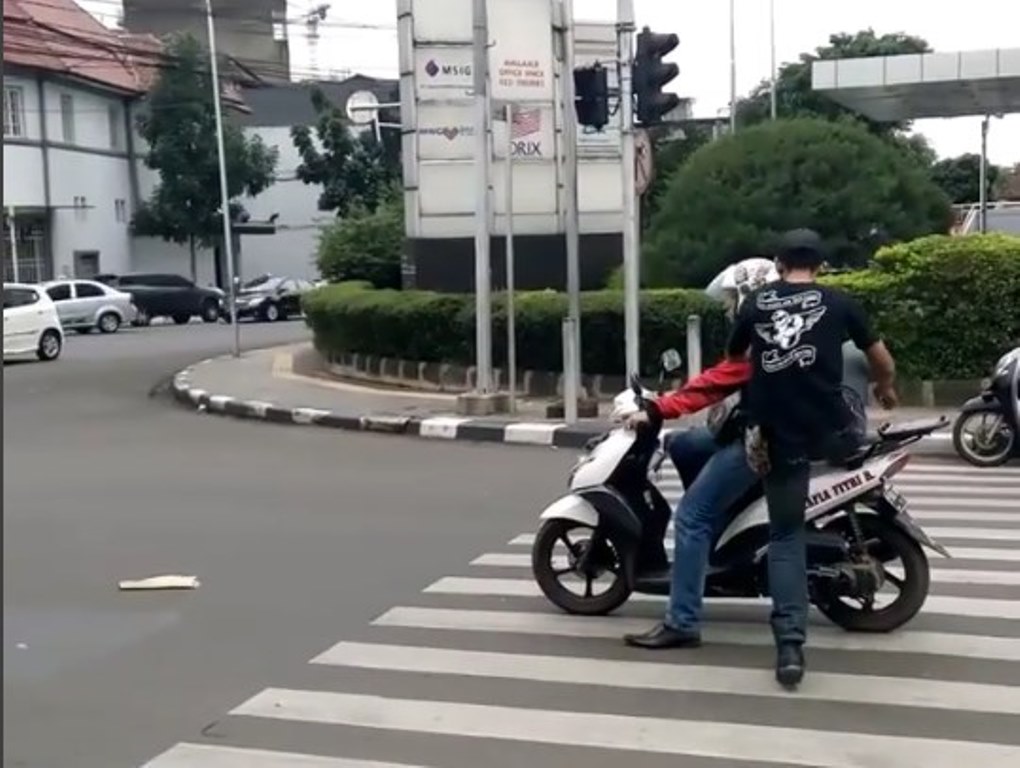 Gara Gara ada Motor Berhenti di Zebra Cross Pejalan Kaki ini Nekat Nyebrang Sambil Naik Motor yang Menghalanginya