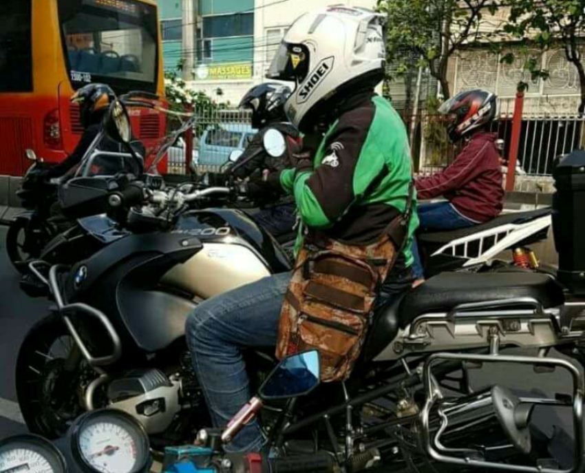 Kenakan Helm Mahal dan Mengendarai Moge Pria Berjaket Ojek Online Ini Bikin Netizen Bertanya Tanya