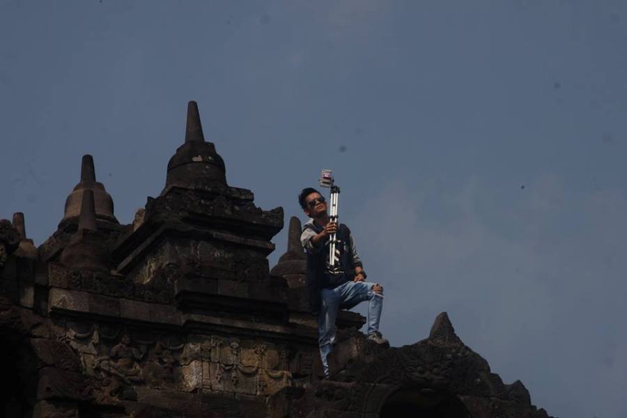 Pria Selfie di Candi Borobudur