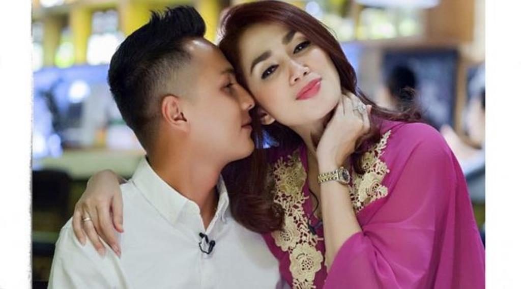 Tak Pandang Status 7 Artis Brondong ini Jatuh ke Pelukan Janda