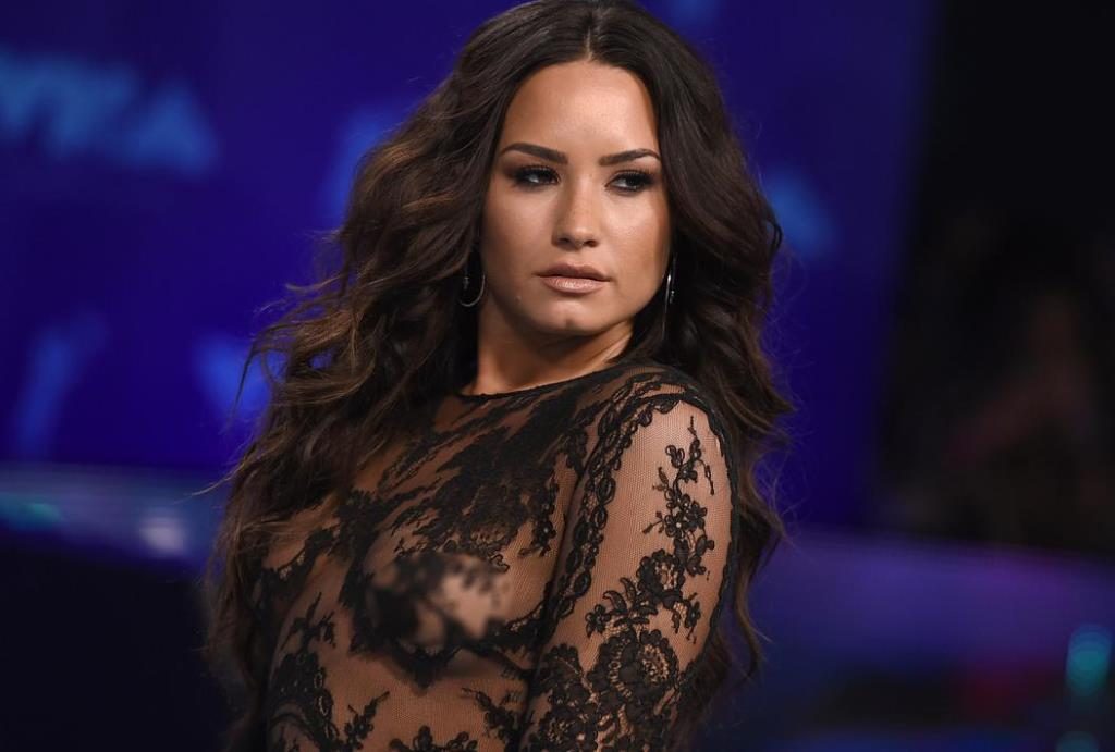 Tampil Braless di MTV VMA 2017 Demi Lovato Cuek Pamer Payudara