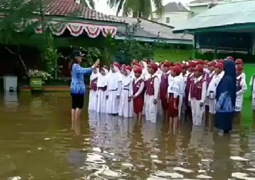 siswa SD laksanakan upacara HUT RI di tengah banjir