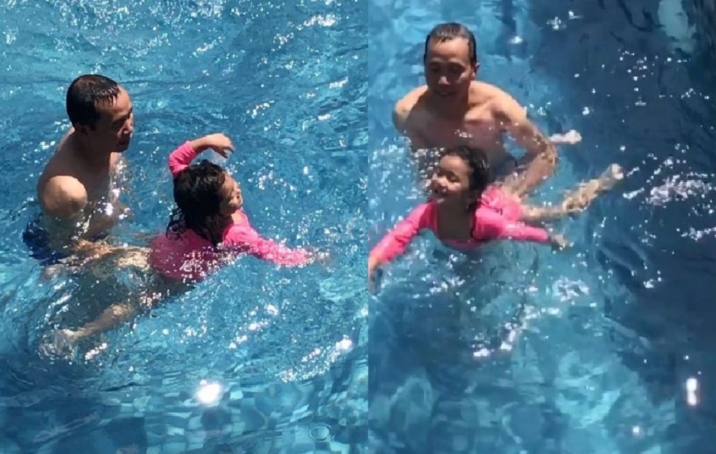 Ajarkan Cucunya Berenang Posisi Tangan Ayah Ayu Ting Ting Bikin Netizen Bergidik Ngeri