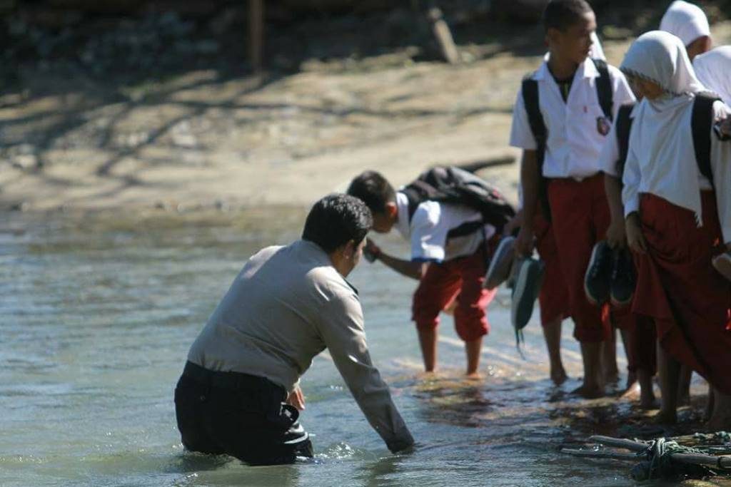 Aksi Heroik Polisi Asal Bone Gorontalo Bantu Siswa SD Sebrangi Sungai Ini Patut Diacungi Jempol