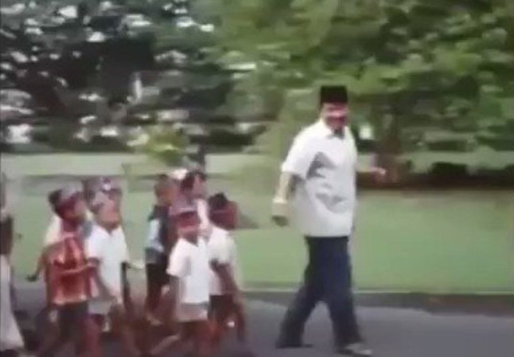 Beredar Video Lawas Presiden Soekarno Bernyanyi Bersama Anak Anak SD Netizen Baper