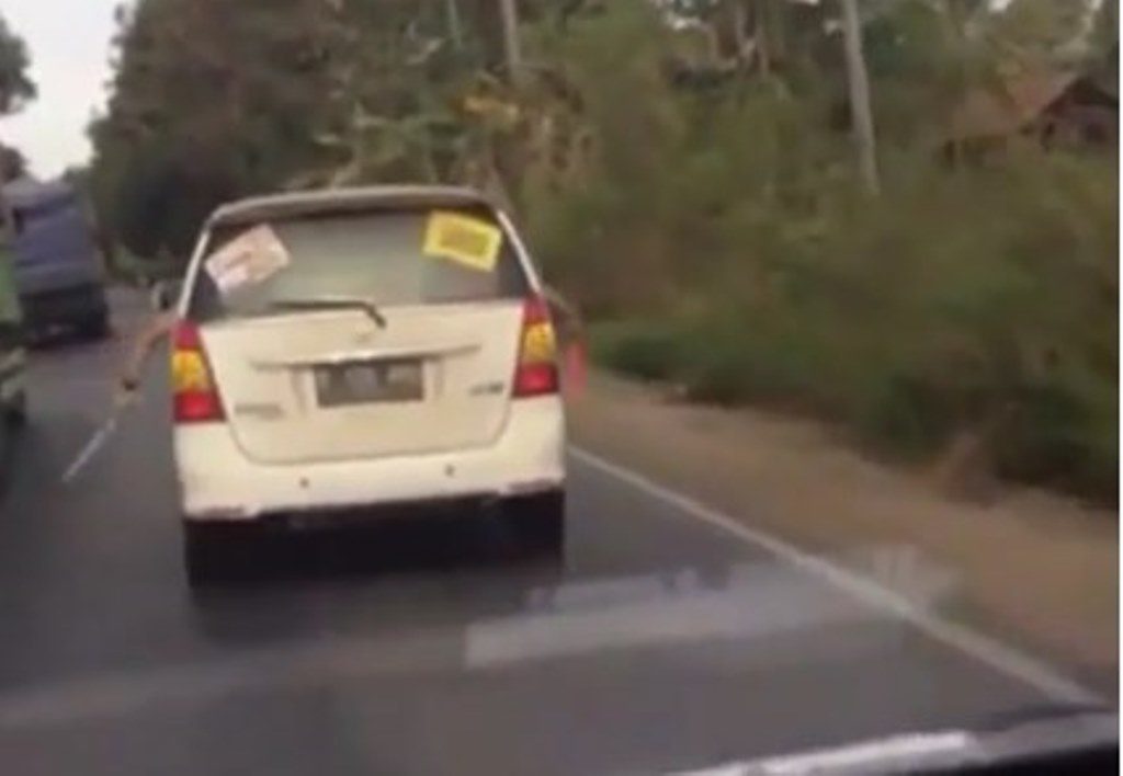 Beredar Video Mobil Ugal Ugalan Sampai Lawan Arah Netizen Ributkan yang Merekam