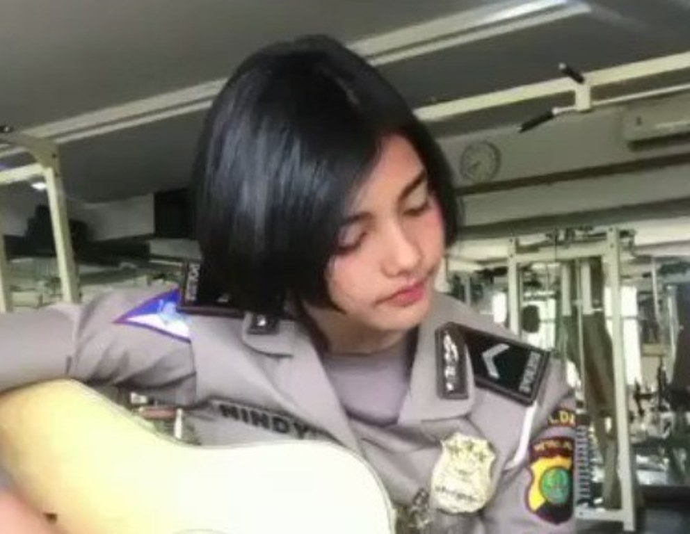 Beredar Video Polwan Cantik Nyanyi Sambil Main Gitar Netizen Klepek Klepek