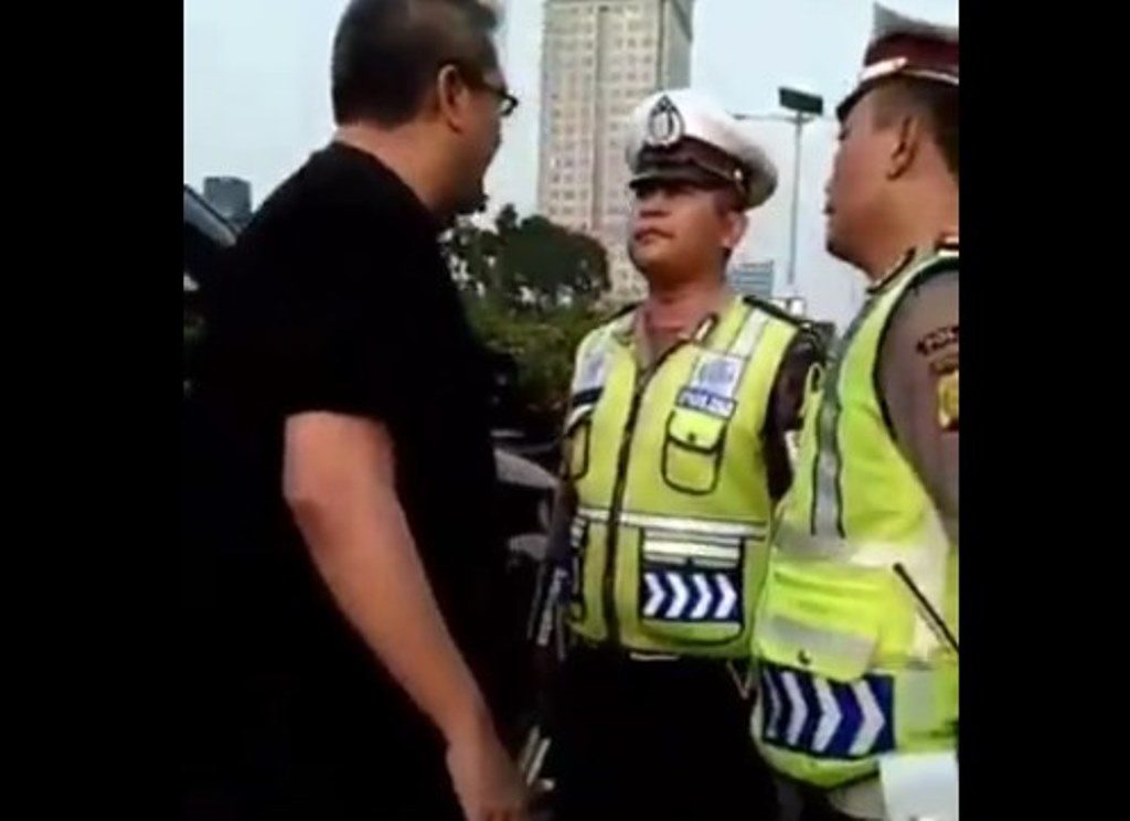 Bikin Geram Pria Ini Teriaki Polisi yang Sedang Bertugas dengan Sebutan Alat Kelamin Pria