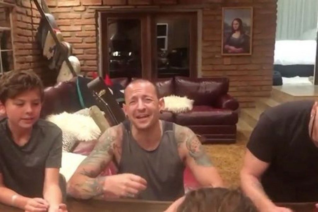 Dibagikan Sang Istri Video Chester Bennington Tertawa Beberapa Jam Sebelum Bunuh Diri Bikin Netizen Miris