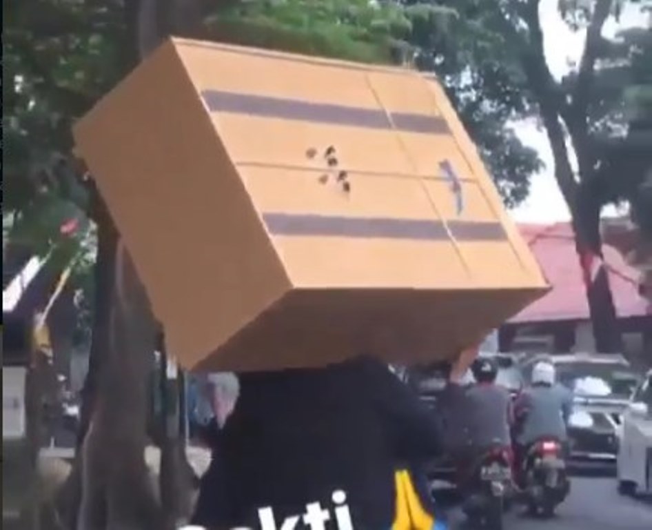 Emak Emak Punya Saingan Nih Sakti Banget Laki Laki Ini Pikul Lemari Diatas Motor