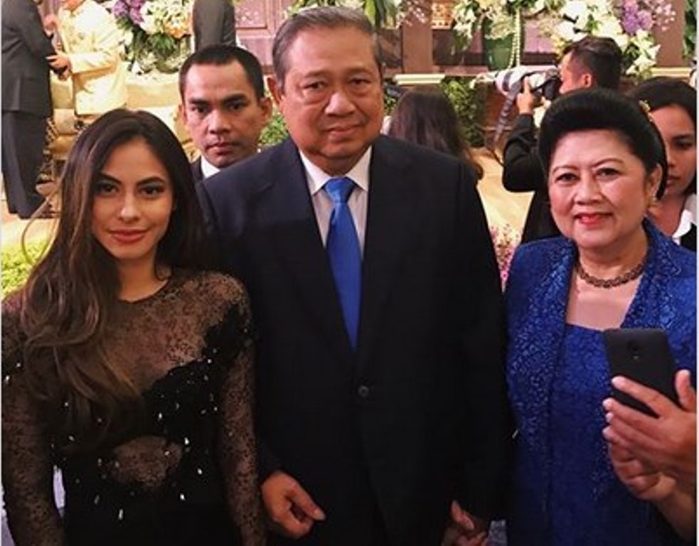 Foto Bareng SBY Pakai Baju Menerawang Valerie Thomas Dicibir Netizen