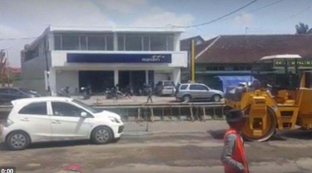 Geram Tapi Lucu Emak Emak Ini Maksa Lawan Arus Musuhnya Nggak Tanggung Tanggung