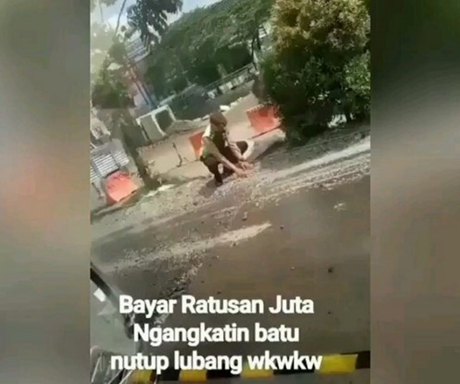 Hina Polisi yang Tambal Lubang di Jalanan Pria ini Jadi Bulan Bulanan Netizen