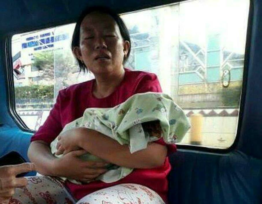 Ibu Gendong Jenazah Bayi Naik Angkot