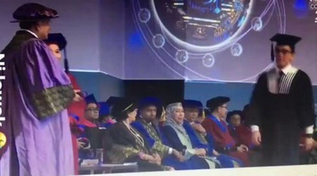 Kurang Fokus Video Wisudawan Abaikan Rektor Saat Penyerahan Tanda Kelulusan ini Bikin Netizen Ngakak