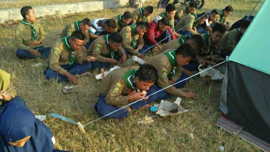 Makan Beralas Rumput