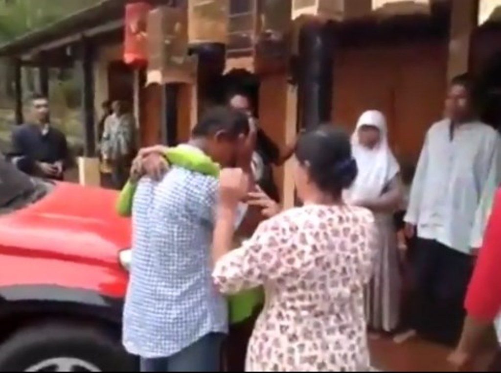 Mengharukan Pertemuan Ibu dan Anak Setelah Berpisah 35 Tahun ini Bikin Nangis