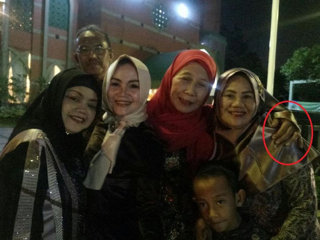 Merinding Disco Lihat Foto ini Baik Baik Ada Tangan Misterius Numpang di Foto Tangan Siapa Ya