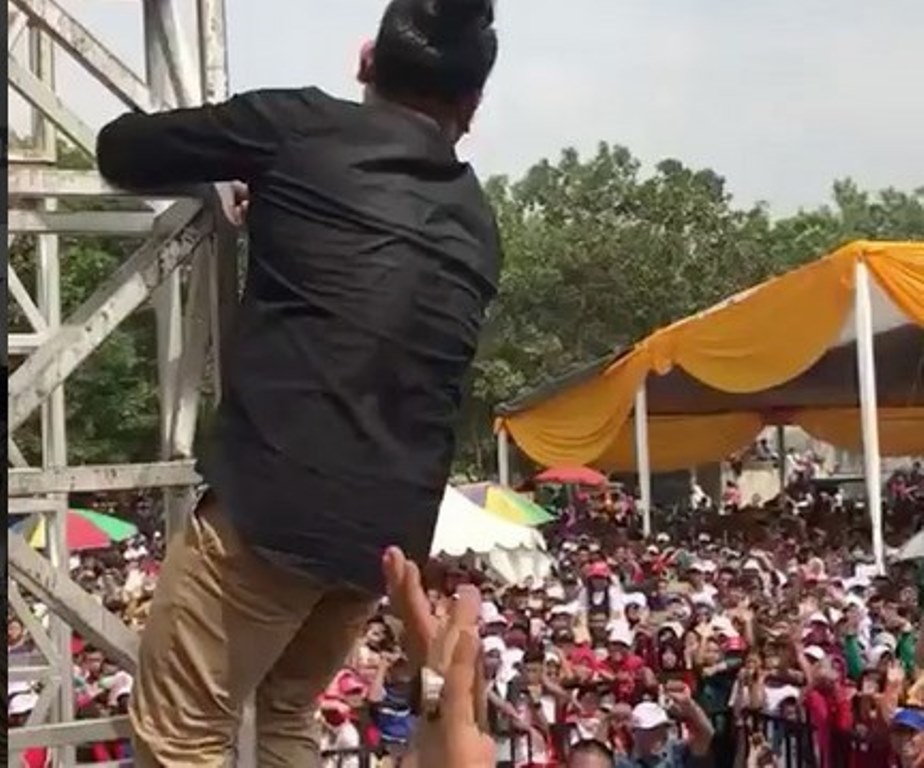 Nassar Joget Sambil Naik Tiang Netizen Istighfar