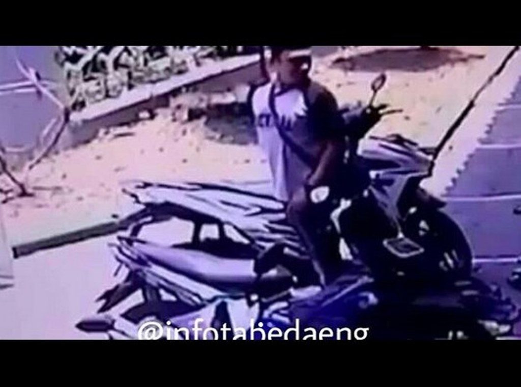 Pakai Peci Pria Ini Bikin Netizen Geram Karena Nekat Mencuri Motor di Parkiran Masjid