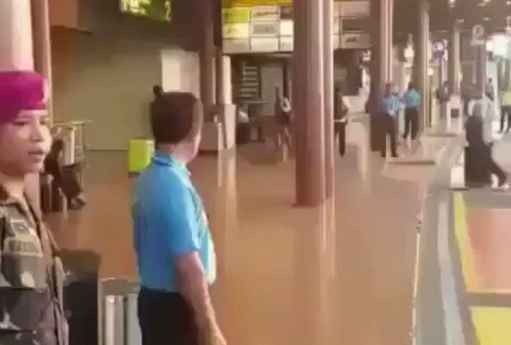 Para Airport Helper Ketangkap Kamera Malas Malasan Karena Sekarang Mereka diGaji