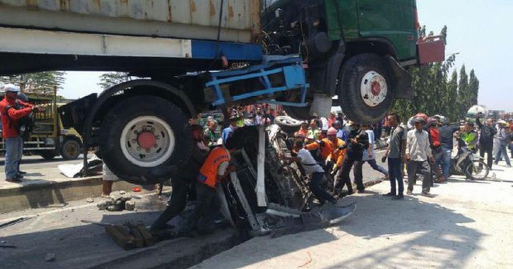 Proses Evakuasi Kecelakaan di Semarang