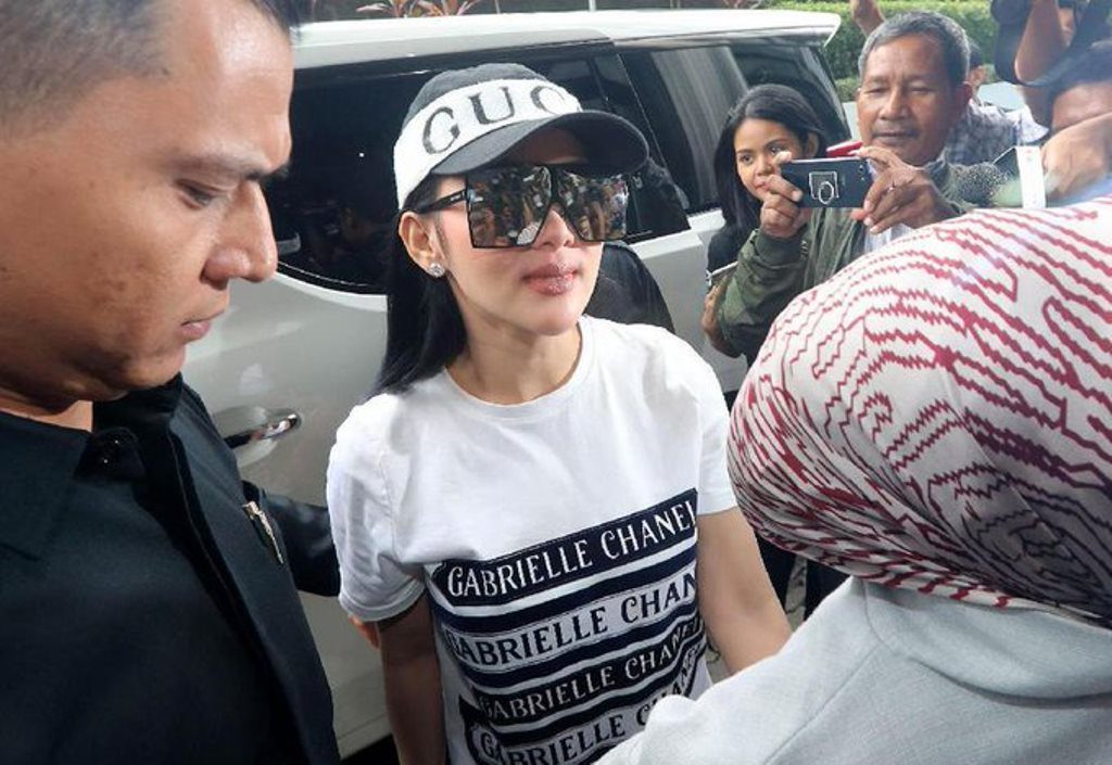 Tampil Sederhana Saat Datang ke Bareskrim Siapa Sangka Outfit Syahrini Ternyata Senilai Rp. 10M