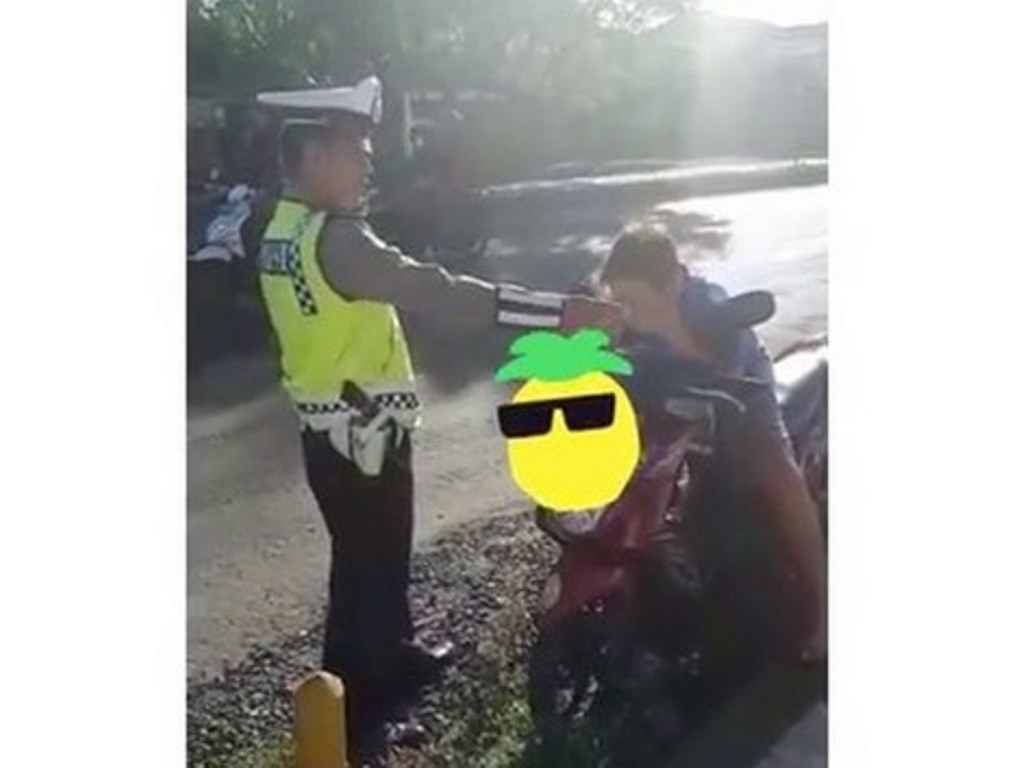 Tercyduk Nggak Pake Helm dan Bonceng Tiga Bocah Ini Nangis Nangis Saat Ditilang Polisi 1