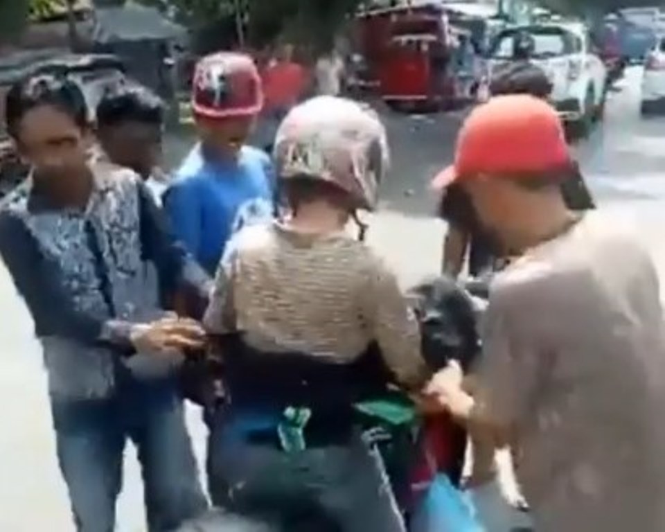 Viral Sekelompok Ojek Pangkalan Lakukan Tindakan Anarkis Pada Seorang Driver Ojek Online Netizen Geram