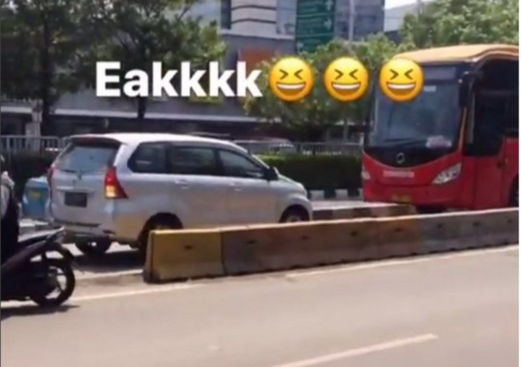 Bagai Adu Banteng Video TransJakarta Seruduk Mobil yang Maksa Lewat Jalur Busway ini Jadi Viral