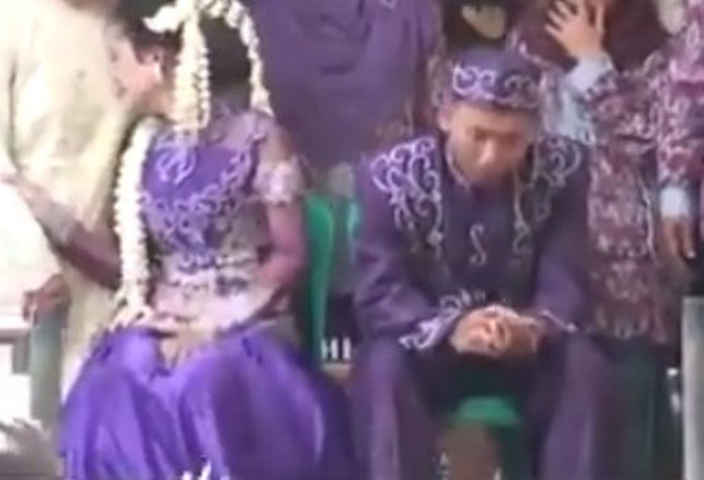 Bak Sinetron Pengantin Wanita Ini Nangis Sampai Pingsan Karena Nikah Dipaksa Orang Tua Yang Dilakukan Pacarnya Bikin Melongo