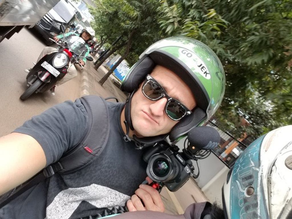 Berkunjung ke Indonesia Vlogger Amerika Ini Kaget dengan Aturan Lalu Lintas di Jakarta