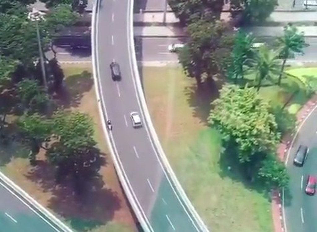 Bikin Gregetan Pengendara Motor Ini Nekat Lawan Arus di Fly Over Semanggi Nggak Sayang Nyawa Apa