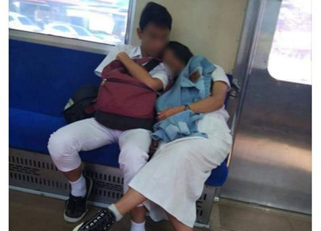 Foto Mesra Pasangan Muda Penumpang Commuter Line Ini Viral Netizen Bingung Nyari Tangan Kanan Si Cowok