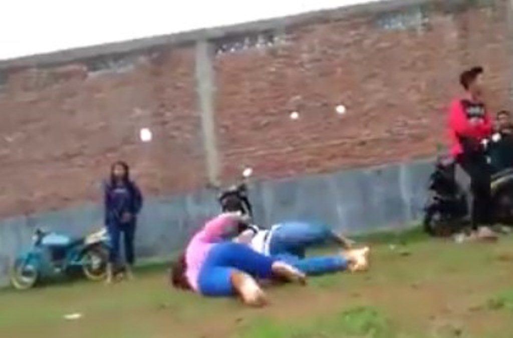 Gara Gara Sindir Menyidir di Facebook 2 Cewek ini Adu Jotos Sampe Lemes