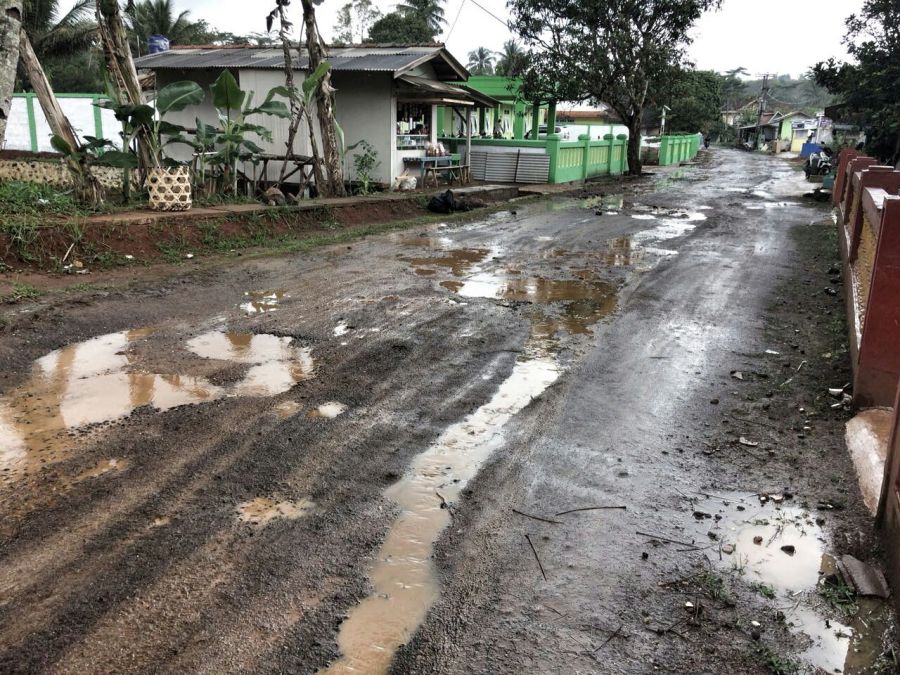 Jalan Rusak di Cisontrol Rancah