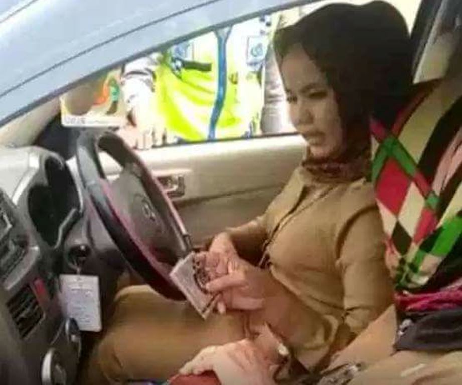 Kelakuan PNS Wanita yang Kena Razia ini Bikin Emosi Sengaja Serempet Polisi Hingga Lontarkan Kata Kata Kasar