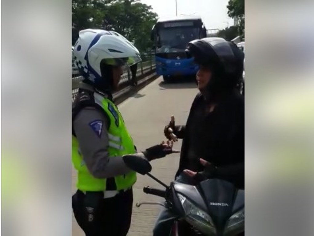 Kelakuan Pengedara Motor yang Masuk Jalur Busway Ini Bikin Geram Terbukti Salah Malah Ngeyel