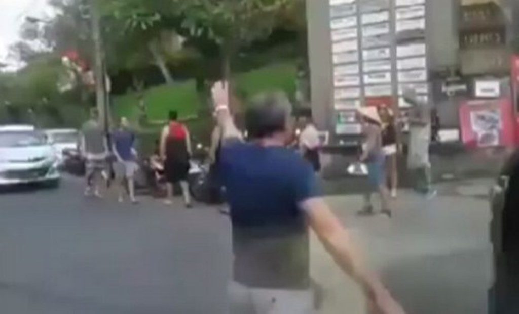 Kesal Karena Macet Parah, Turis Asing Ini Inisiatif Atur Lalu Lintas Kesal Karena Macet Parah Turis Asing Ini Inisiatif Atur Lalu Lintas