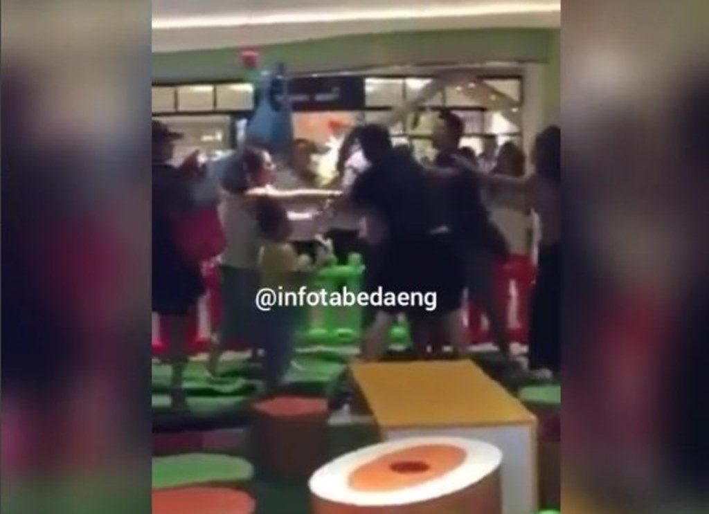 Miris Bapak Bapak dan Emak Emak Ini Berkelahi di Playgroud Gara Gara Anak Bertengkar Saat Bermain