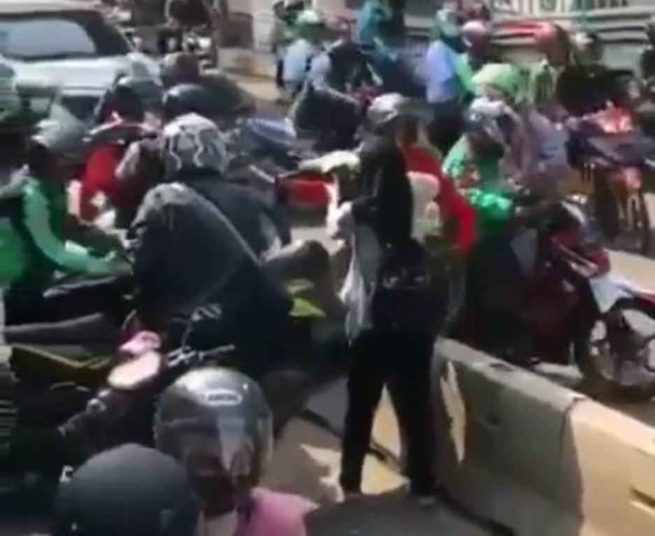 Miris Video Sekelompok Pengendara Motor Nakal Panik Keluar dari Jalur Busway ini jadi Viral