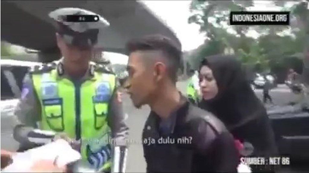 Ngakak Kena Tilang Pemuda Ini Malah Undang Polisi ke Acara Pernikahannya