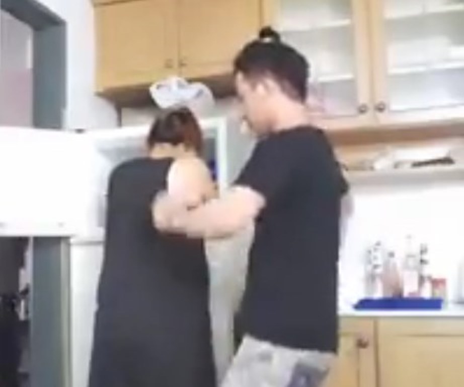 Ngakak Video Tingkah Konyol Suami Temani Istri Masak Sambil Joged heboh ini Jadi Viral