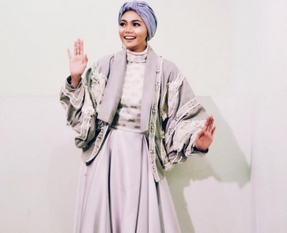 Pakai Hijab Gaya Ini Rina Nose Banjir Kritikan