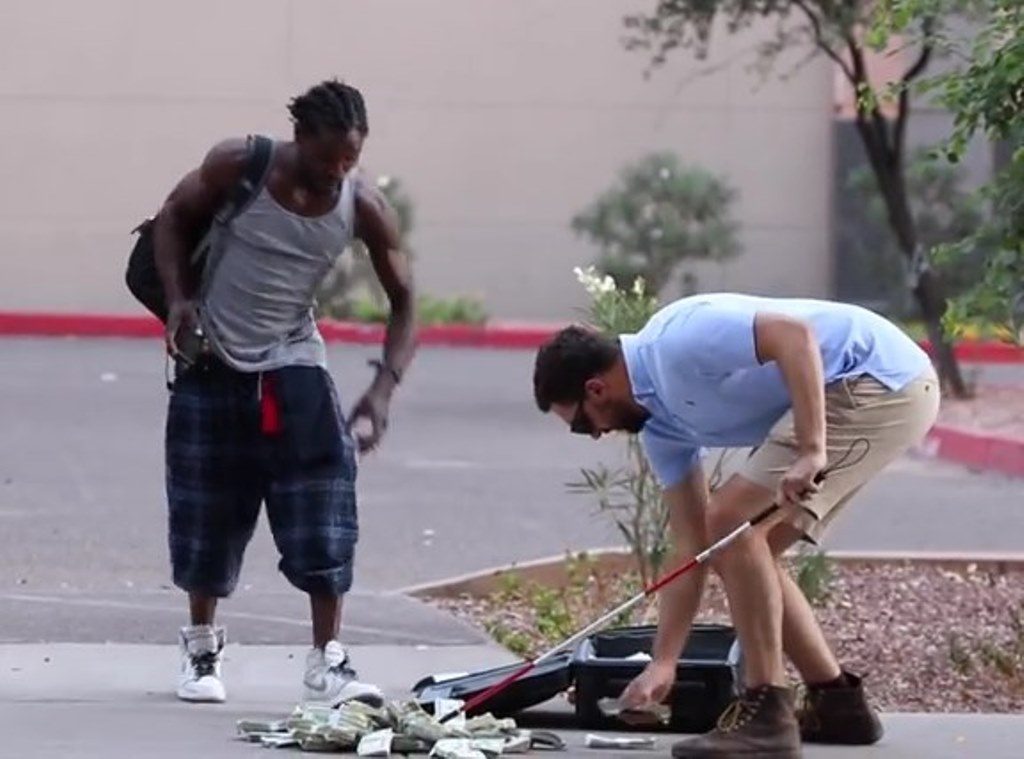 Pria Ini Pura Pura Buta dan Jatuhkan Uang 1 Juta Dolar dari Kopernya Reaksi Orang Orang Ini Diluar Dugaan