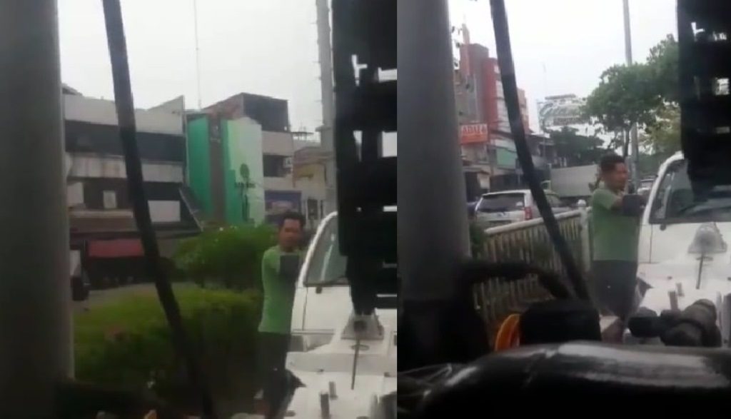 Protes Karena Mobilnya Diderek Pria ini Malah Bertingkah Konyol dan Bikin Geleng Geleng Kepala