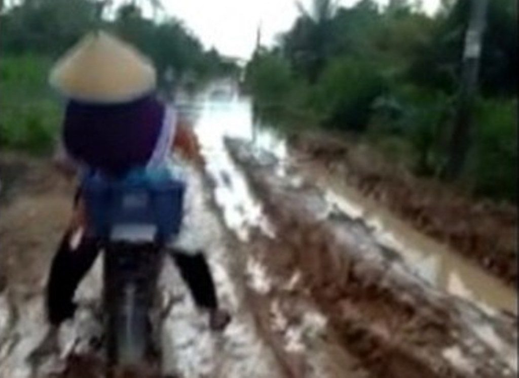 Sakti Perjuangan Ibu ini Lintasi Jalan Licin dan Berlumpur Bikin Kagum The Power of Emak Emak